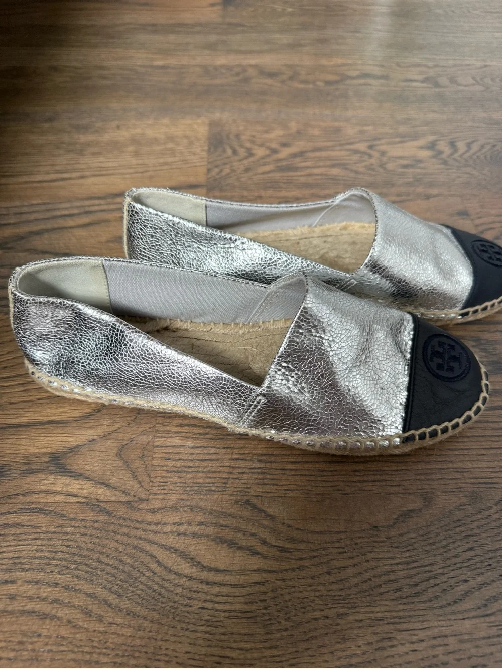 Like new Tory Burch Silver Leather Espadrille with Navy Logo Cap size 9.